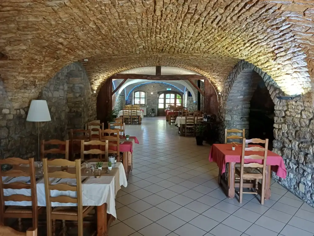 Salle voûtée chaleureuse avec guirlandes lumineuses bleues