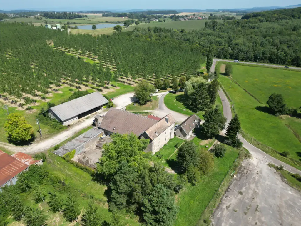 Vue aérienne de l'auberge et de ses vergers environnants
