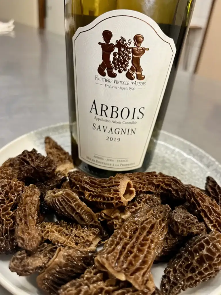 Sélection de bouteilles de vin blanc du domaine à côté d'une lampe