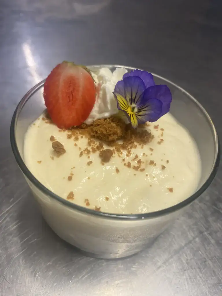Anciens pots et ustensiles en cuivre sur le comptoir