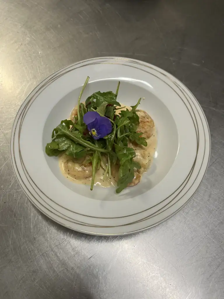 Ceviche de poisson frais, légumes croquants et feuille d'endive