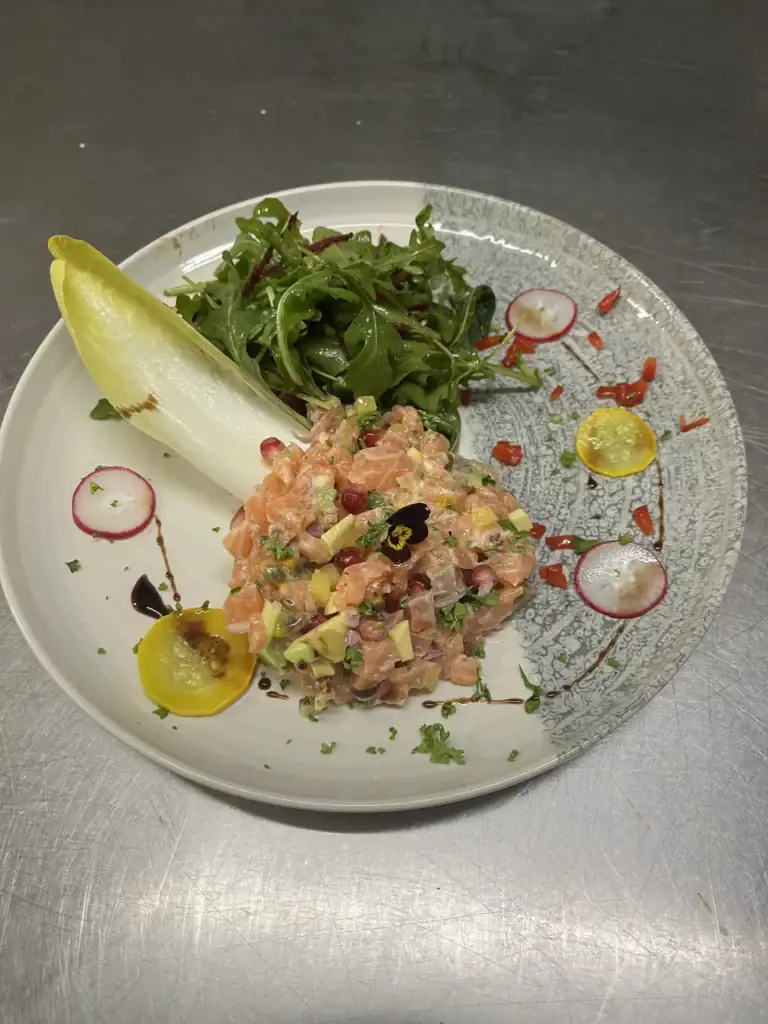 Carpaccio de tomates anciennes colorées et burrata crémeuse